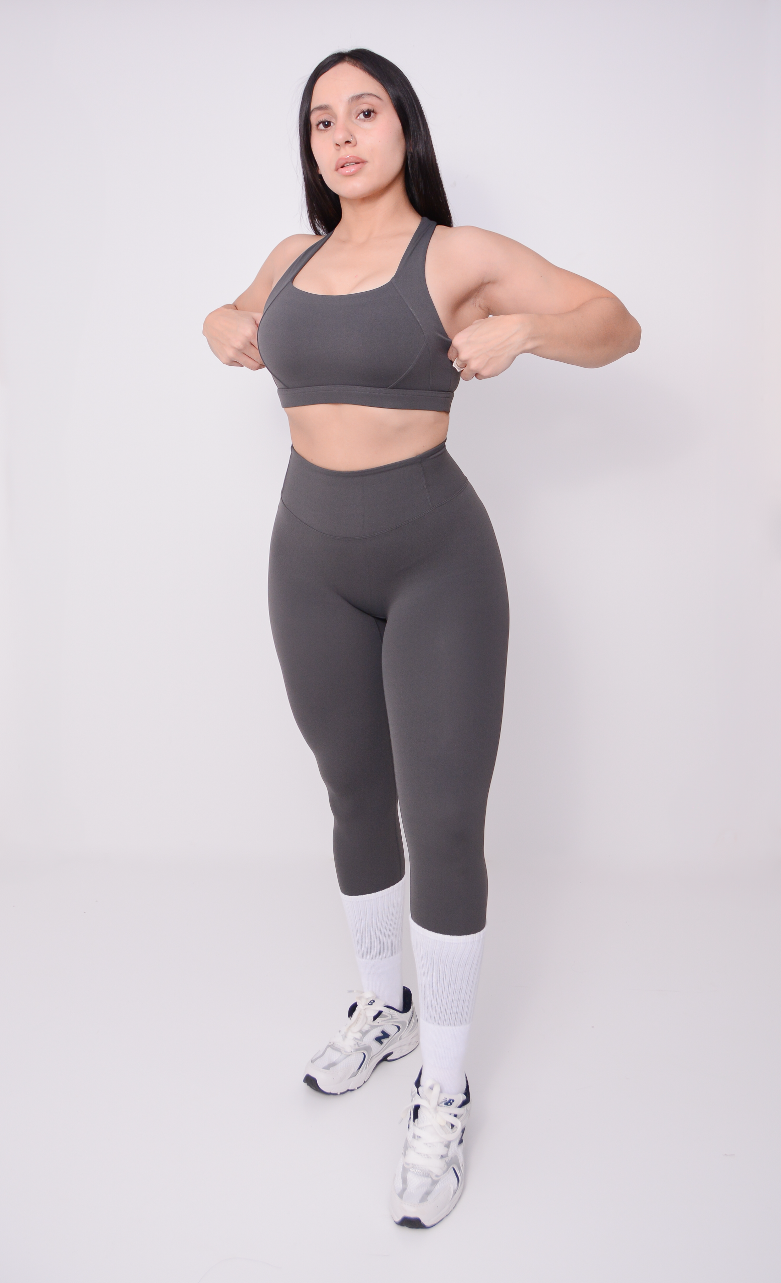leggins lima leggins-lima-efecto-segunda-piel-calce-perfecto-efecto-push-up-corte-en-v-cintura-alta-seamless-calidad-premium-gimnasio-correr-funcional-entrenamiento-running-yoga-pilates-gimnasio-gym-pesas-fuerza-musculaión-color-gris-ceniza.jpg