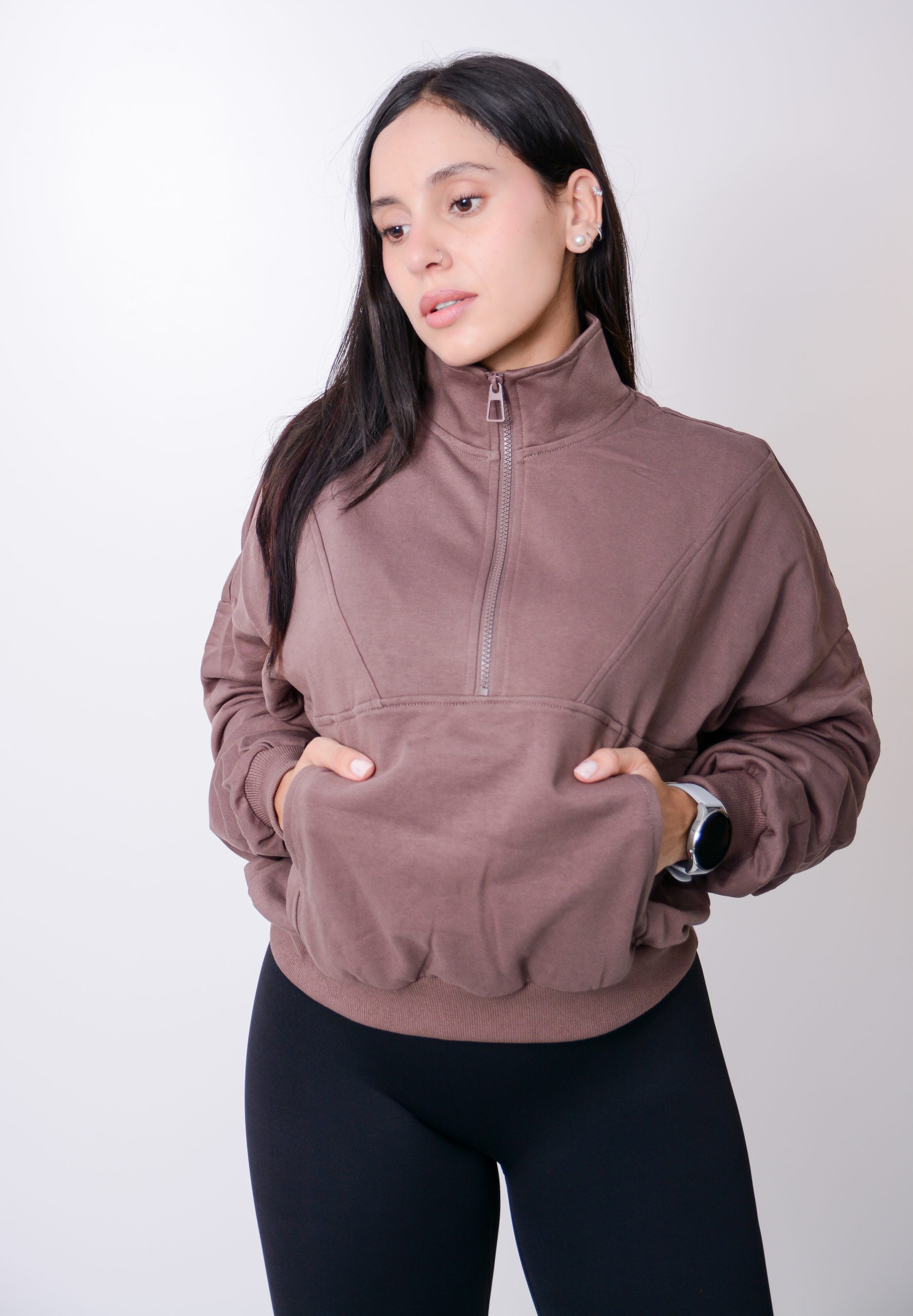 auto draft Sudadera York, cuello con medio cierre, bolsillos,transpirables. oversize perfecta para looks athleisure. Ideal para entrenamiento al aire libre o calentamiento en el gym. color chocolate. sydadera-york-oversize-medio-cierre-gym.jpg