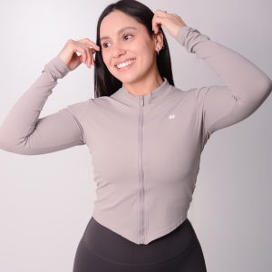 jacket-cala-camoera-deportiva-mujer-calidad-premium-efecto-segunda-piel-cintura-entallada-color-gris-claro.jpg